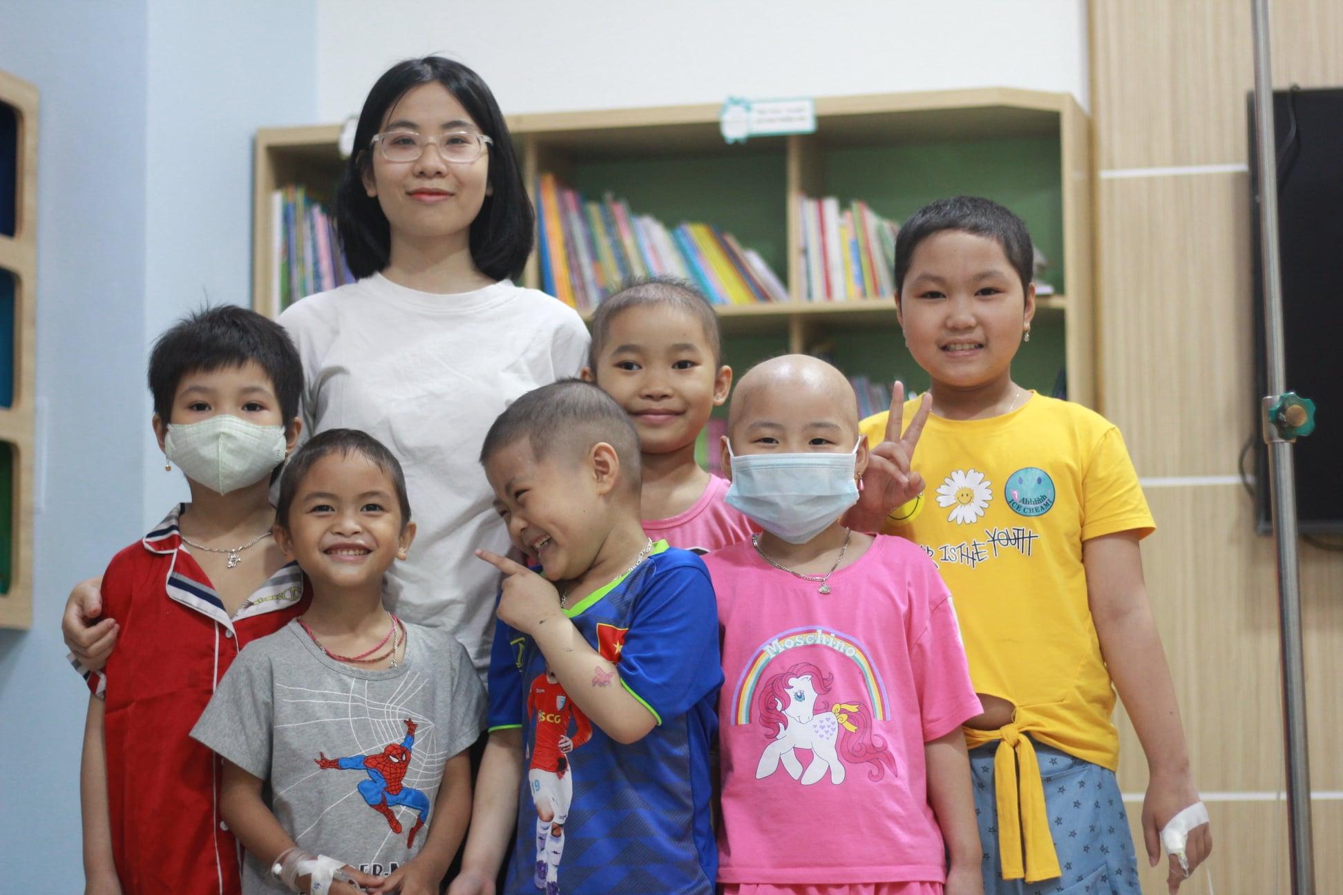 Diệu Thuần cùng các bệnh nhi Diệu Thuần cùng các bệnh nhi