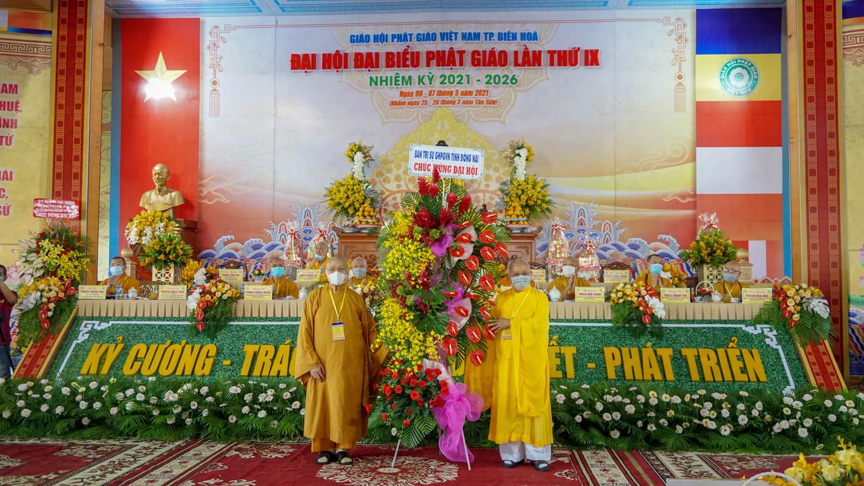 Hòa thượng Thích Nhật Quang tặng hoa chúc mừng đại hội Hòa thượng Thích Nhật Quang tặng hoa chúc mừng đại hội