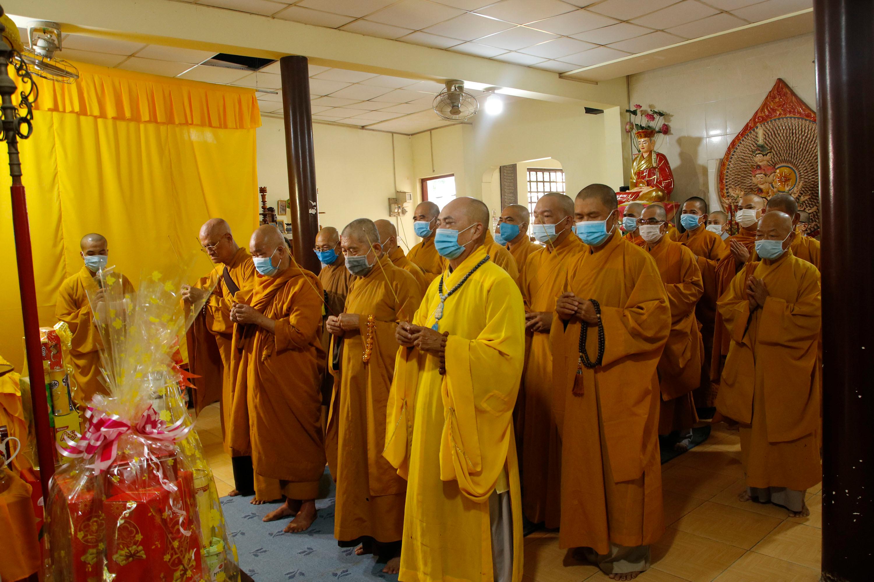 Chư tôn đức dâng hương tưởng niệm Chư tôn đức dâng hương tưởng niệm