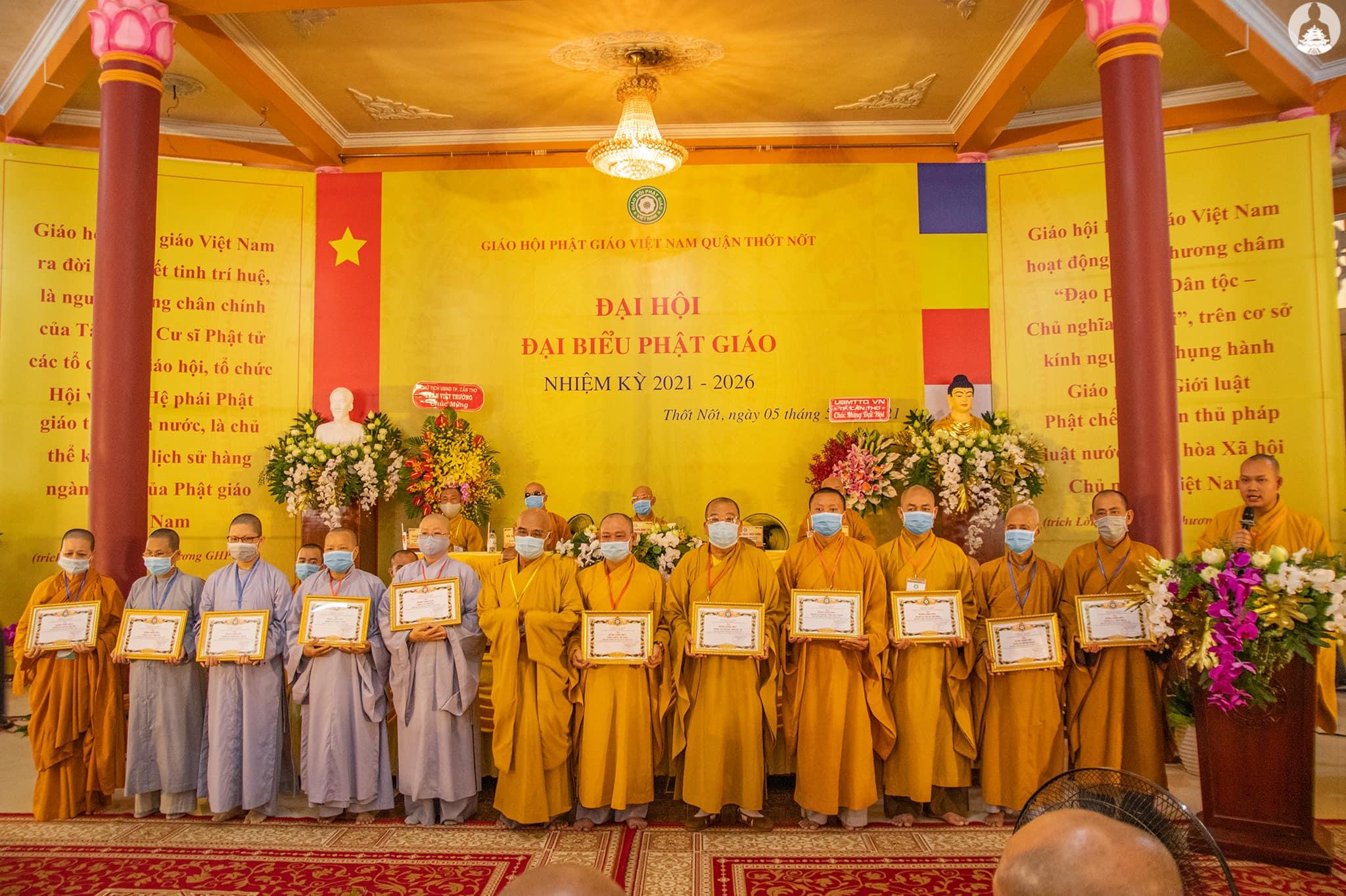 Chư tôn đức Tăng Ni nhận bằng tuyên dương công đức