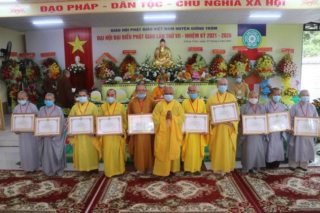 Chư tôn đức Tăng Ni nhận bằng tuyên dương công đức