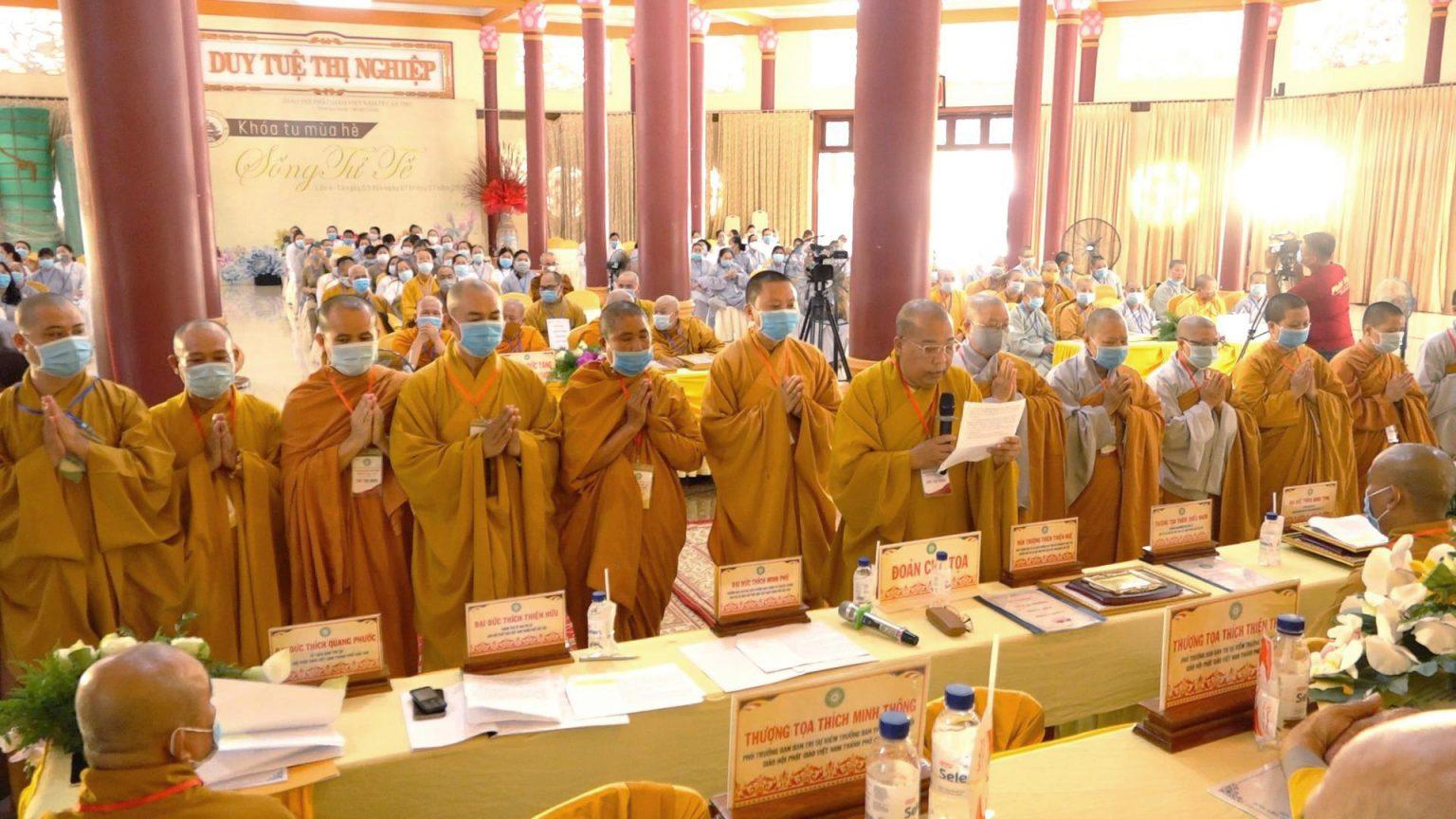 Hòa thượng Thích Thiện Huệ thay mặt tân Ban Trị sự Phật giáo quận Thốt Nốt phát biểu nhận nhiệm vụ