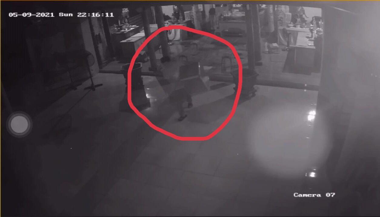 Hình ảnh được cắt từ camera giám sát của chùa Hồng Phúc