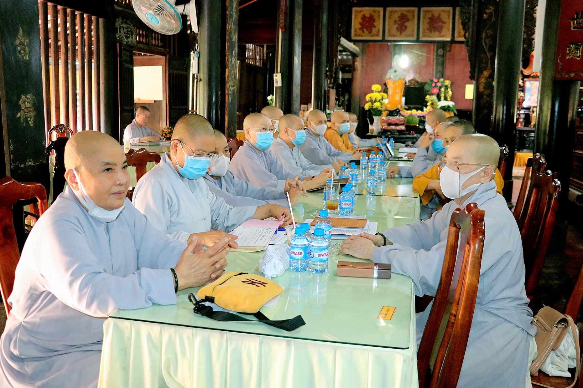 Chư tôn đức Ni tham dự phiên họp