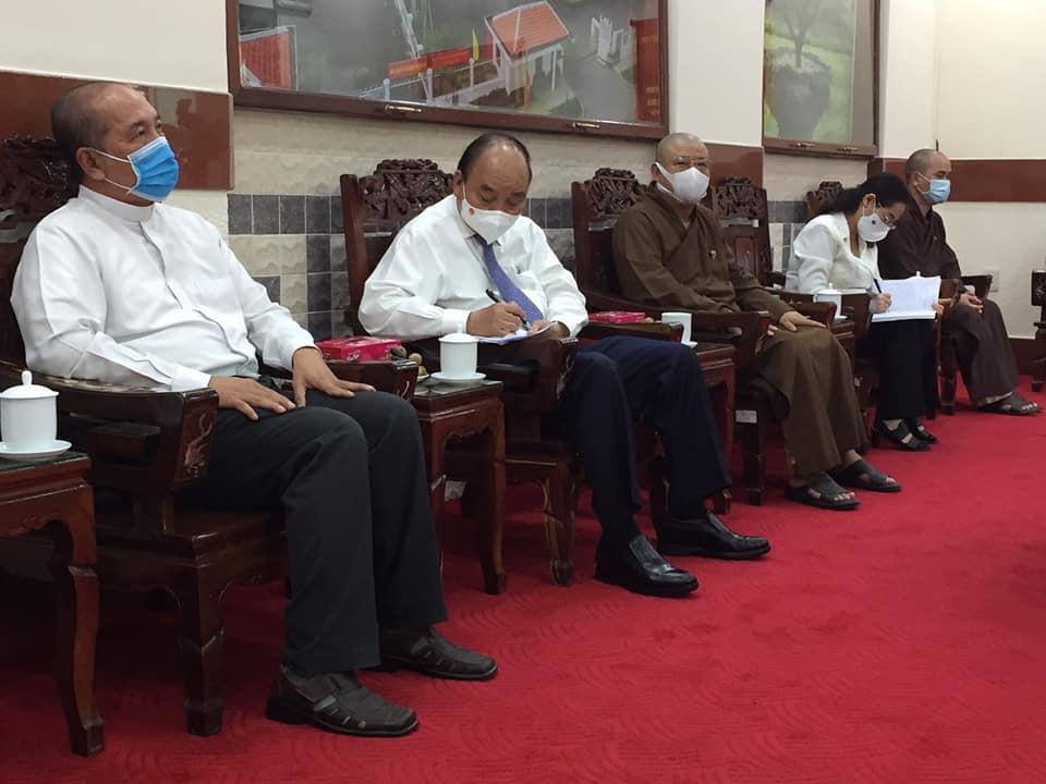 Chủ tịch nước Nguyễn Xuân Phúc tại buổi tiếp xúc với các chức sắc, nhà tu hành trên địa bàn huyện Hóc Môn