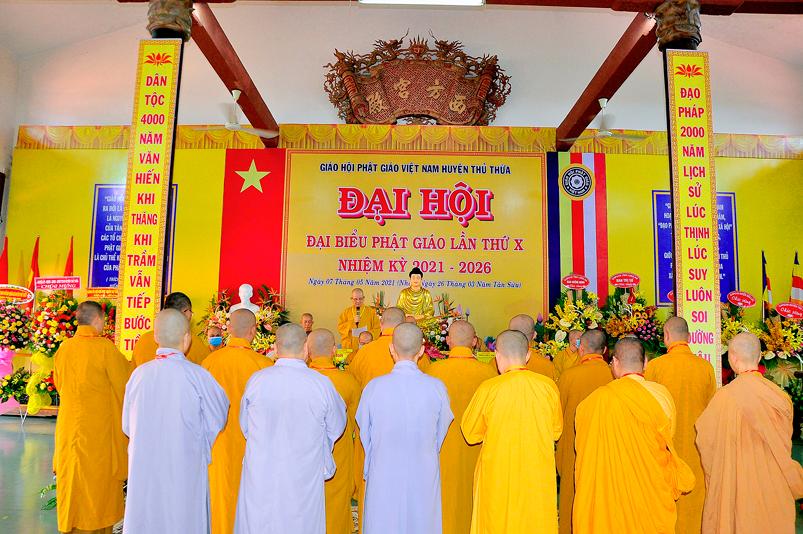 Tân Ban Trị sự Phật giáo huyện Thủ Thừa cung kính lắng nghe Hòa thượng Thích Minh Thiện ban đạo từ