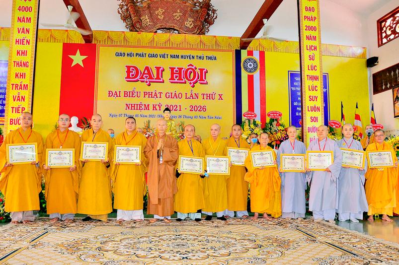 Chư tôn đức Tăng Ni nhận bằng tuyên dương công đức