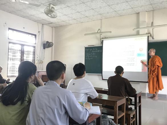 Lớp học không chỉ có sư cô, các thầy trong chùa mà còn có các bạn học sinh đang đến kỳ thi tốt nghiệp Trung học Phổ thông 2021 - Ảnh: Nguyễn Trọng Lớp học không chỉ có sư cô, các thầy trong chùa mà còn có các bạn học sinh đang đến kỳ thi tốt nghiệp Trung học Phổ thông 2021 - Ảnh: Nguyễn Trọng