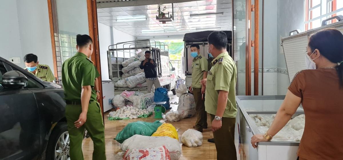 Ngày 23-4, Đội quản lý thị trường đã phát hiện, thu giữ hơn 3 tấn thực phẩm chay không rõ nguồn gốc tại An Giang Ngày 23-4, Đội quản lý thị trường đã phát hiện, thu giữ hơn 3 tấn thực phẩm chay không rõ nguồn gốc tại An Giang