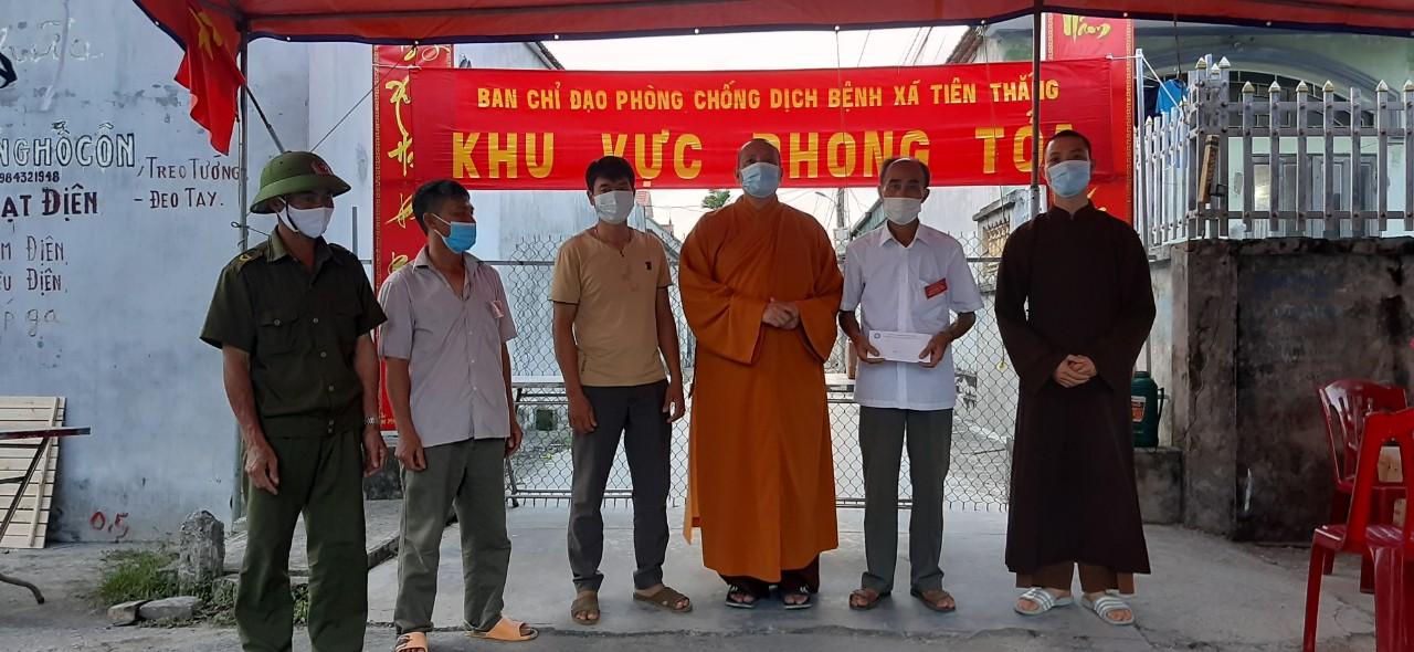 Tặng quà cho bà con tại khu vực phong tỏa, xã Tiên Thắng, huyện Tiên Lãng.