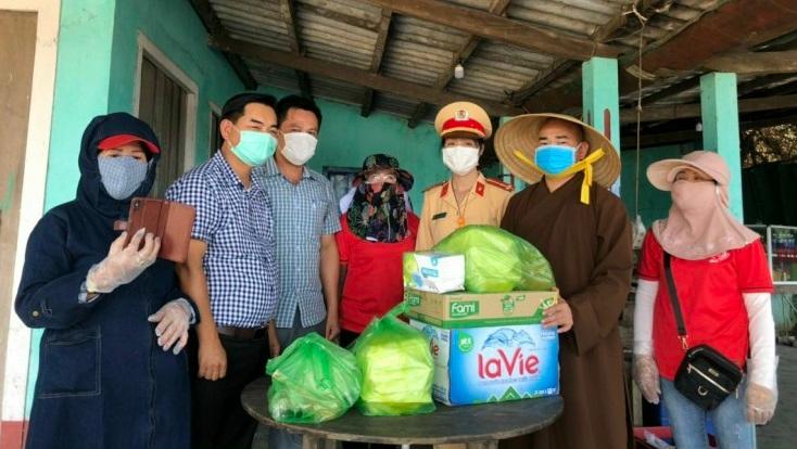 Đoàn từ thiện rao quà tại khu vực phong tỏa để phòng chống Covid-19