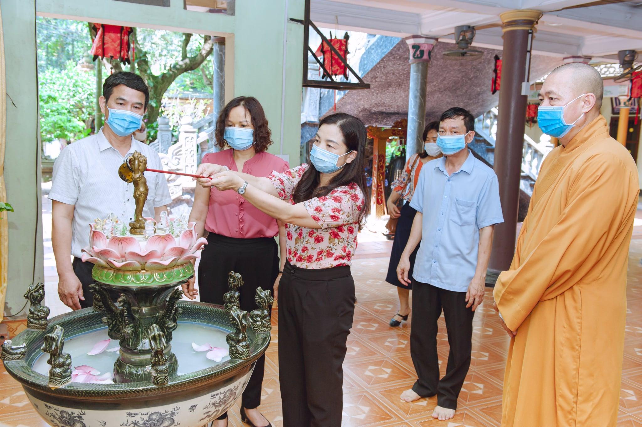 Bà Phạm Thị Việt Nga, Phó Chủ tịch UBND TP.Thanh Hóa thực hiện nghi lễ Tắm Phật tại trụ sở Ban Trị sự GHPGVN tỉnh Bà Phạm Thị Việt Nga, Phó Chủ tịch UBND TP.Thanh Hóa thực hiện nghi lễ Tắm Phật tại trụ sở Ban Trị sự GHPGVN tỉnh