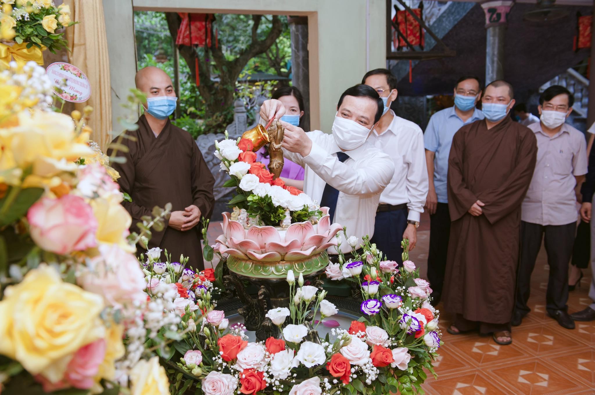 Lãnh đạo Tỉnh ủy thực hiện nghi lễ tắm Phật tại trụ sở Ban Trị sự GHPGVN tỉnh Lãnh đạo Tỉnh ủy thực hiện nghi lễ tắm Phật tại trụ sở Ban Trị sự GHPGVN tỉnh