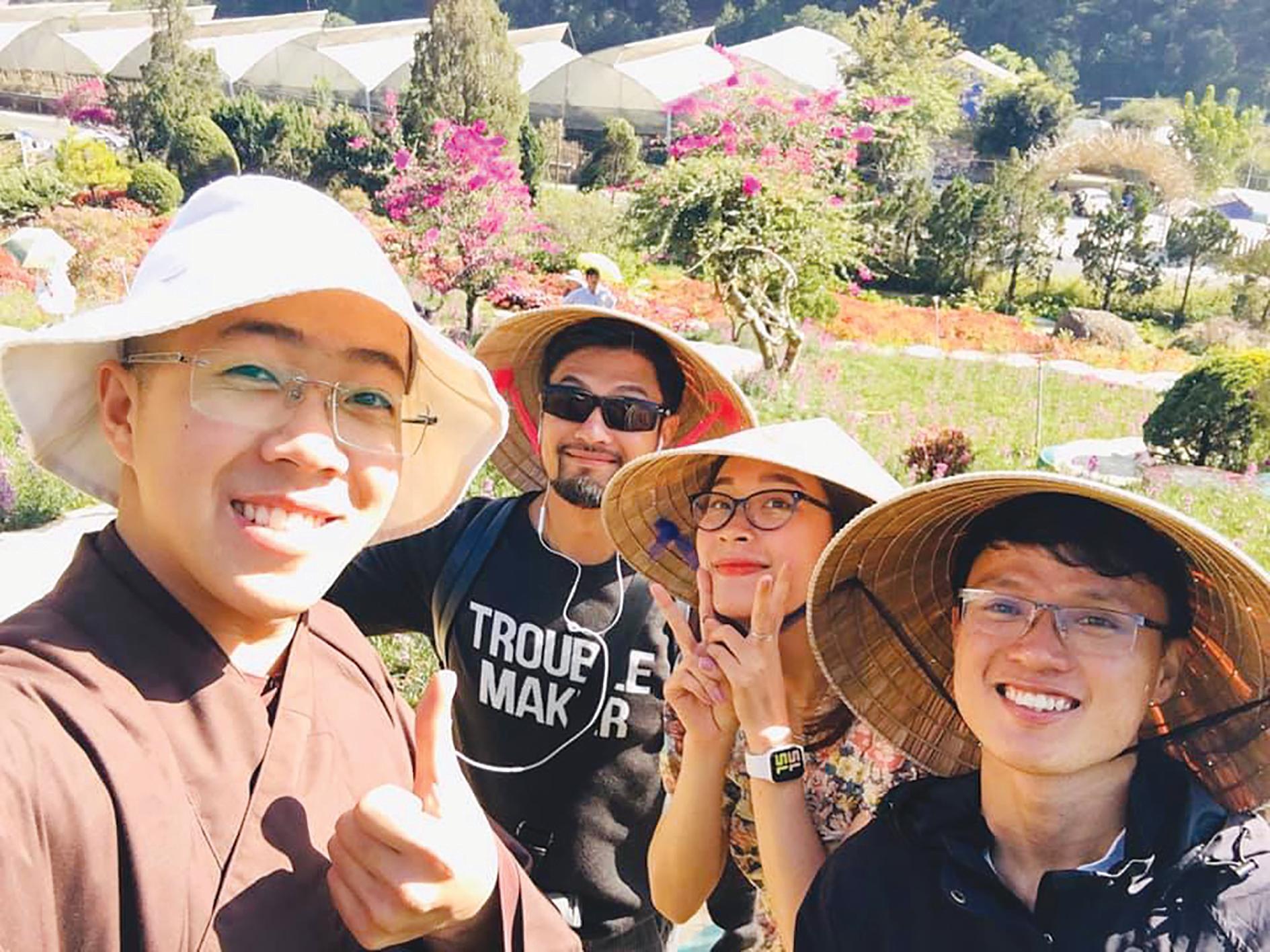 Quốc Ý (bìa phải) trong niềm vui kết nối với những vị thầy, anh chị cùng thực tập chuyển hóa Quốc Ý (bìa phải) trong niềm vui kết nối với những vị thầy, anh chị cùng thực tập chuyển hóa