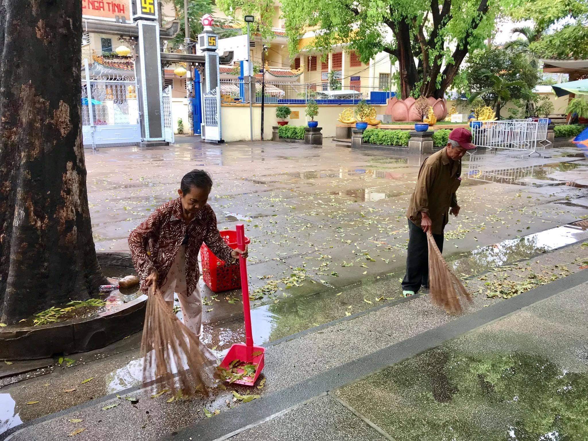 Quét lá sân chùa