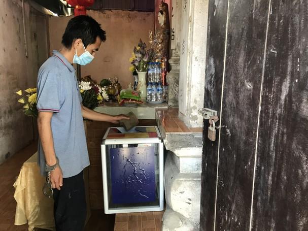 Đối tượng Trần Mạnh Hoàng thực nghiệm hiện trường vụ trộm tại chùa Hồng Phúc Đối tượng Trần Mạnh Hoàng thực nghiệm hiện trường vụ trộm tại chùa Hồng Phúc