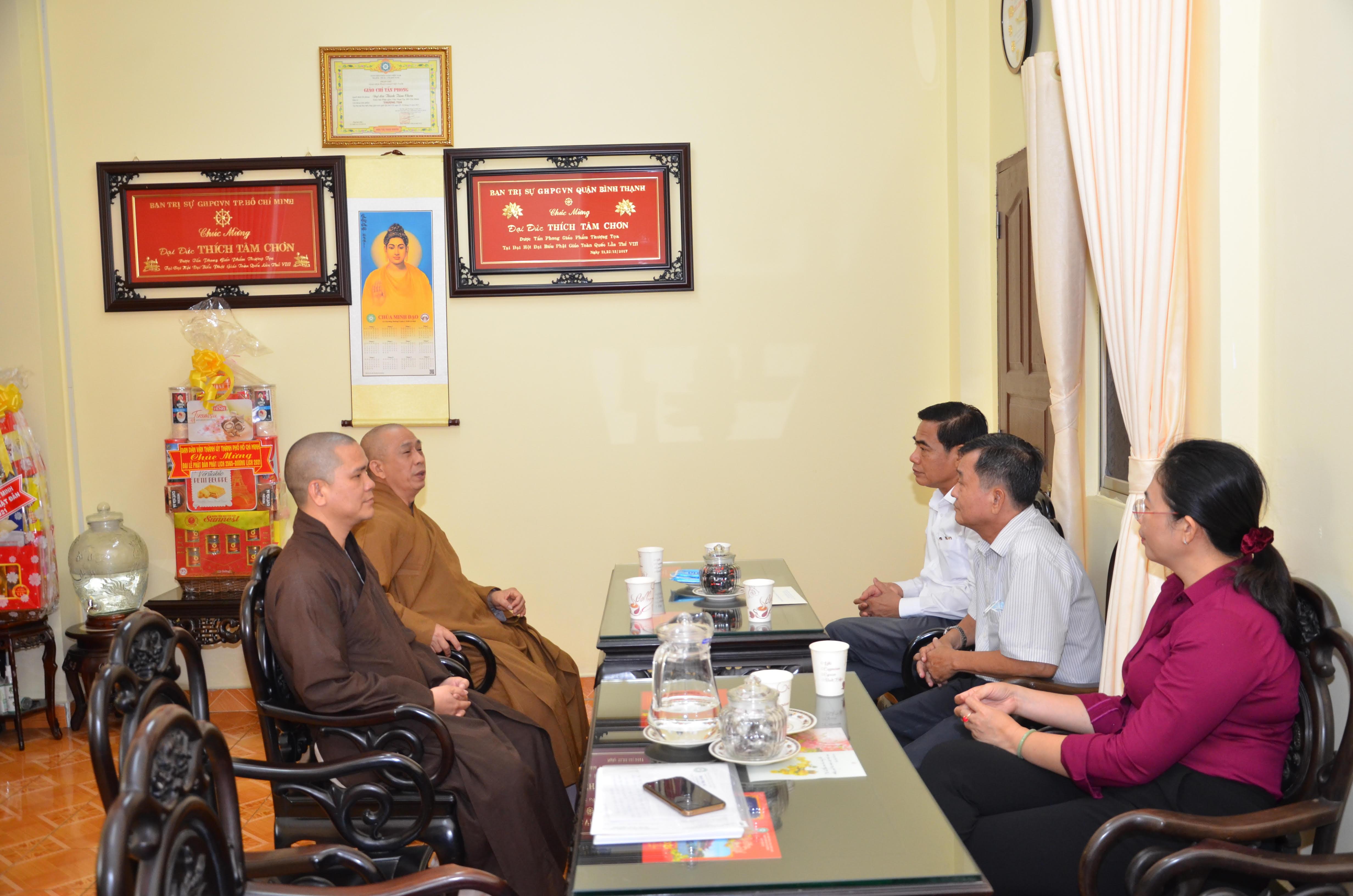 Lãnh đạo Ban Trị sự Phật giáo quận Bình Thạnh trò chuyện với đoàn lãnh đạo Ban Dân vận Thành ủy TP.HCM Lãnh đạo Ban Trị sự Phật giáo quận Bình Thạnh trò chuyện với đoàn lãnh đạo Ban Dân vận Thành ủy TP.HCM