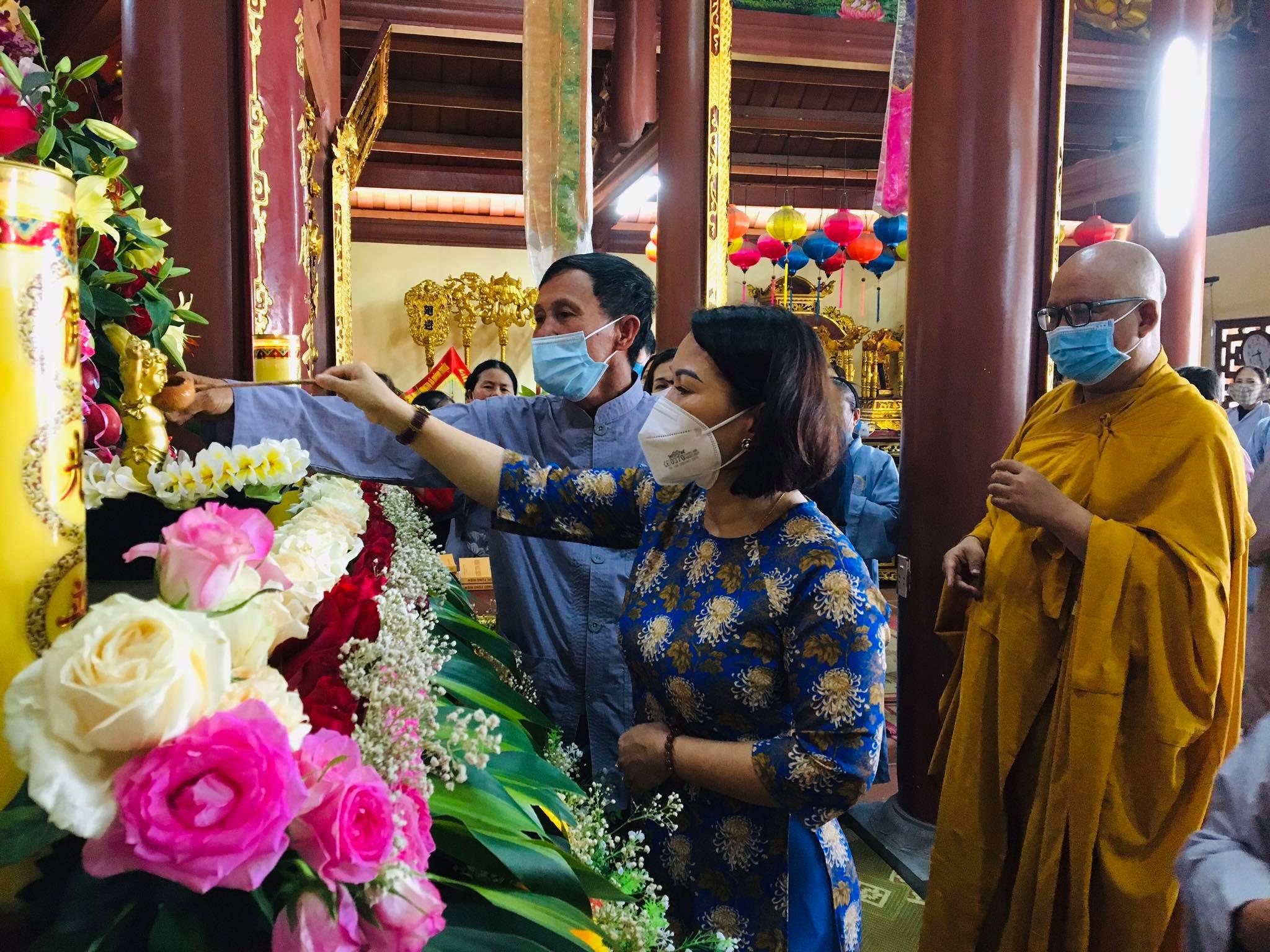 Thực hiện nghi lễ tắm Phật