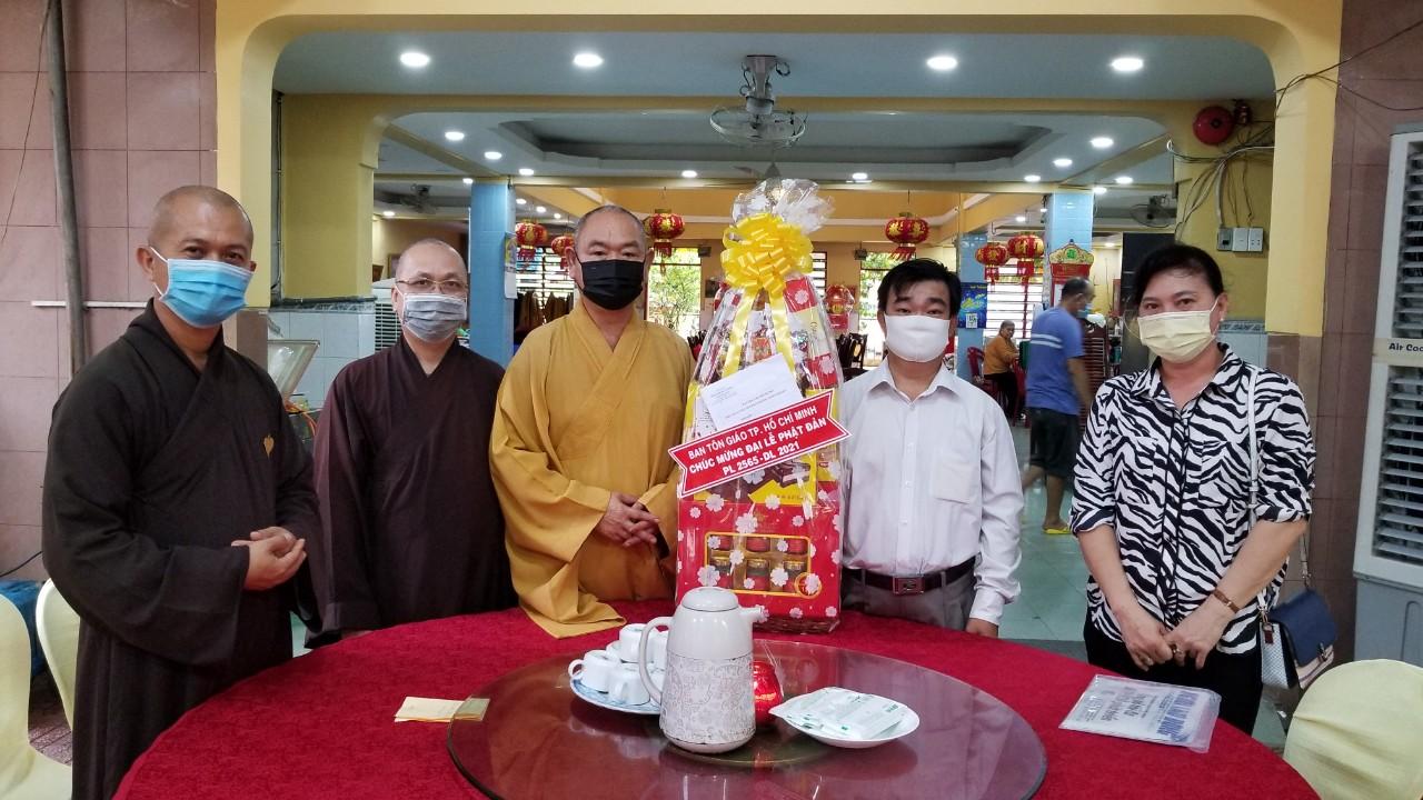 Ban Tôn giáo TP.HCM tặng quà chúc mừng Ban Trị sự Phật giáo quận 8 nhân mùa Phật đản Phật lịch 2565 Ban Tôn giáo TP.HCM tặng quà chúc mừng Ban Trị sự Phật giáo quận 8 nhân mùa Phật đản Phật lịch 2565