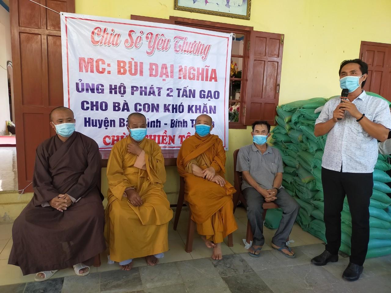 Buổi trao\ quà "Chia sẻ yêu thương" tại chùa Thiền Tôn Buổi trao\ quà "Chia sẻ yêu thương" tại chùa Thiền Tôn