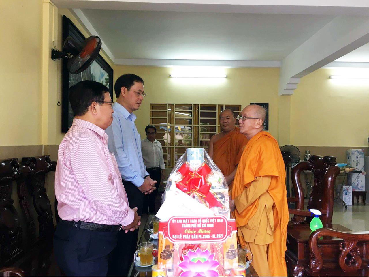 Ban Thường trực Ủy ban MTTQVN TP.HCM chúc mừng Phật đản đến Hòa thượng Thích Minh Giác, Chứng minh Ban Trị sự Phật giáo quận Bình Thạnh - Ảnh: chùa Pháp Quang Ban Thường trực Ủy ban MTTQVN TP.HCM chúc mừng Phật đản đến Hòa thượng Thích Minh Giác, Chứng minh Ban Trị sự Phật giáo quận Bình Thạnh - Ảnh: chùa Pháp Quang