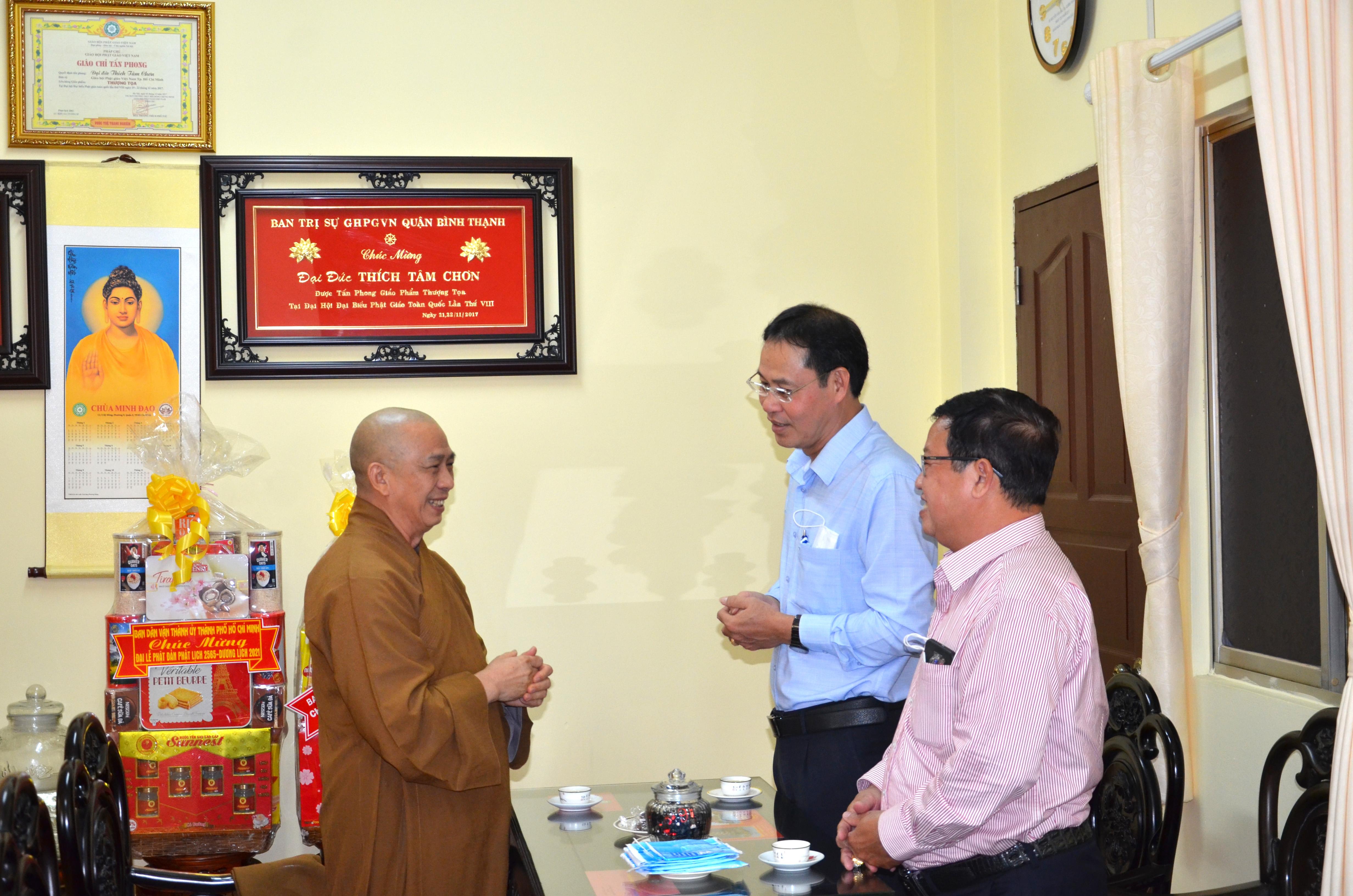 Thượng tọa Thích Tâm Chơn hoan hỷ tiếp đoàn - Ảnh: Nguyên Tài Thượng tọa Thích Tâm Chơn hoan hỷ tiếp đoàn - Ảnh: Nguyên Tài
