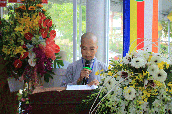 Ni sư Thích nữ Như Huệ trình bày báo cáo tại đại hội Ni sư Thích nữ Như Huệ trình bày báo cáo tại đại hội