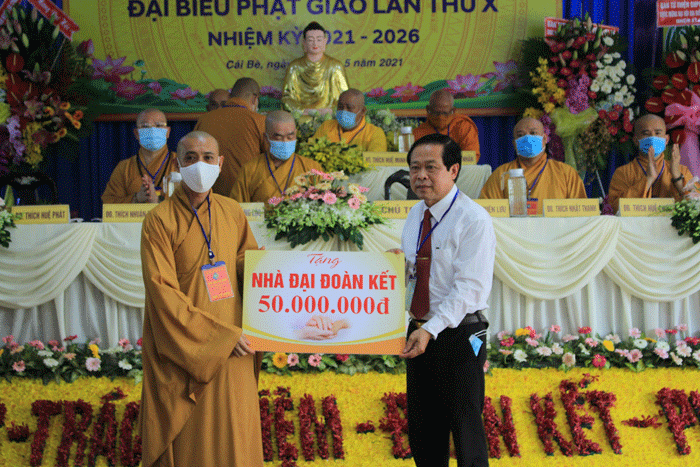 Ông Phùng Thanh Quang, Chủ tịch UB MTTQVN huyện Cái Bè tiếp nhận biển hiệu hỗ trợ xây nhà Đại đoàn kết từ Thượng tọa Thích Thiện Lưu Ông Phùng Thanh Quang, Chủ tịch UB MTTQVN huyện Cái Bè tiếp nhận biển hiệu hỗ trợ xây nhà Đại đoàn kết từ Thượng tọa Thích Thiện Lưu