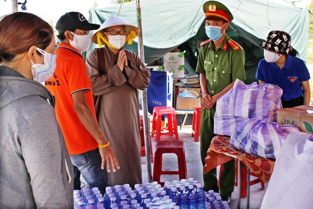 Đại đức Thích Bảo Ân thăm hỏi, tặng quà đến lực lượng làm công tác phòng chống dịch bệnh Covid-19 Đại đức Thích Bảo Ân thăm hỏi, tặng quà đến lực lượng làm công tác phòng chống dịch bệnh Covid-19