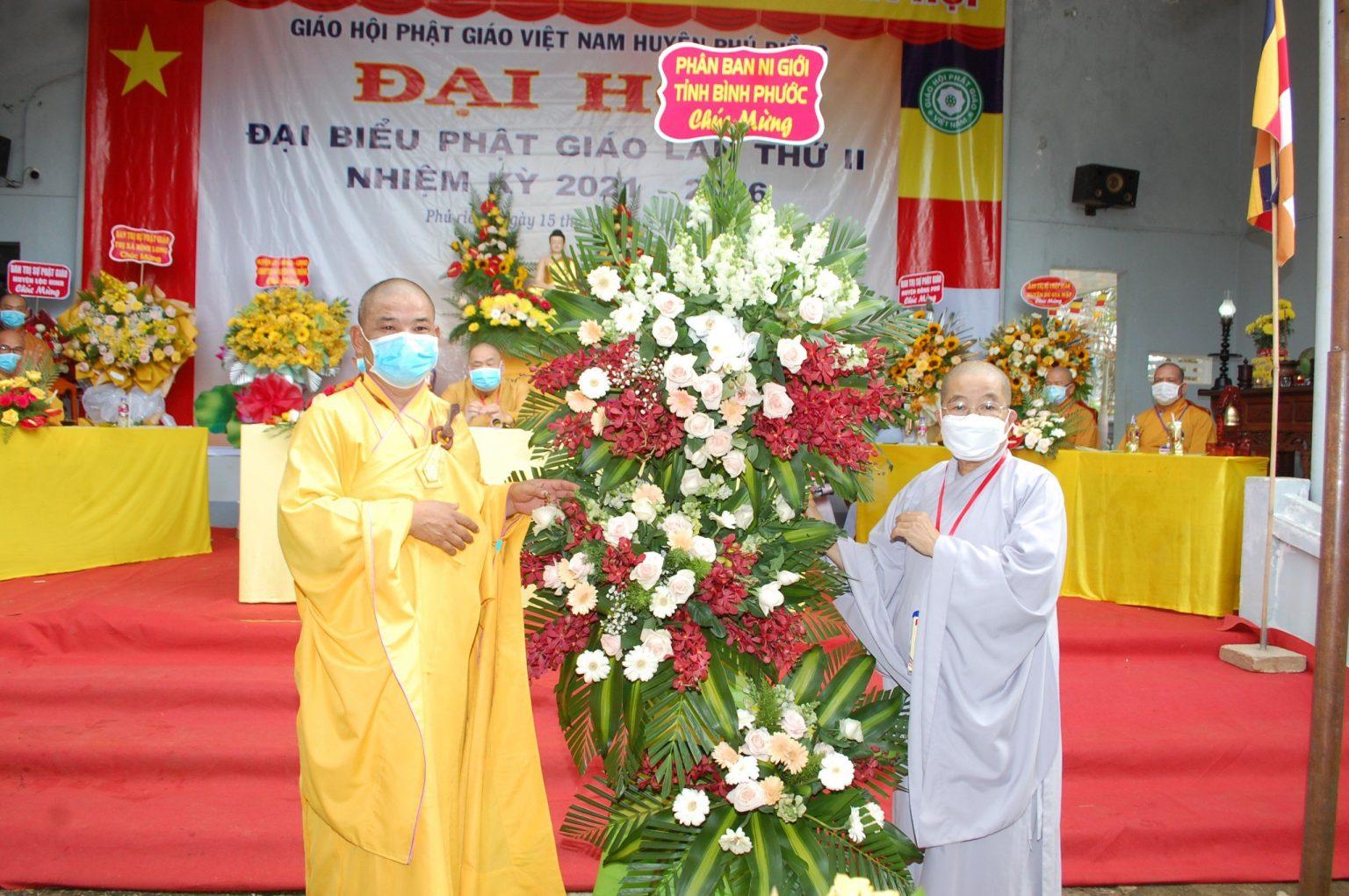 Đại diện Phân ban Ni giới tỉnh Bình Phước tặng hoa chúc mừng Đại hội đại biểu Phật giáo huyện Phú Riềng lần II, nhiệm kỳ 2021-2026 Đại diện Phân ban Ni giới tỉnh Bình Phước tặng hoa chúc mừng Đại hội đại biểu Phật giáo huyện Phú Riềng lần II, nhiệm kỳ 2021-2026