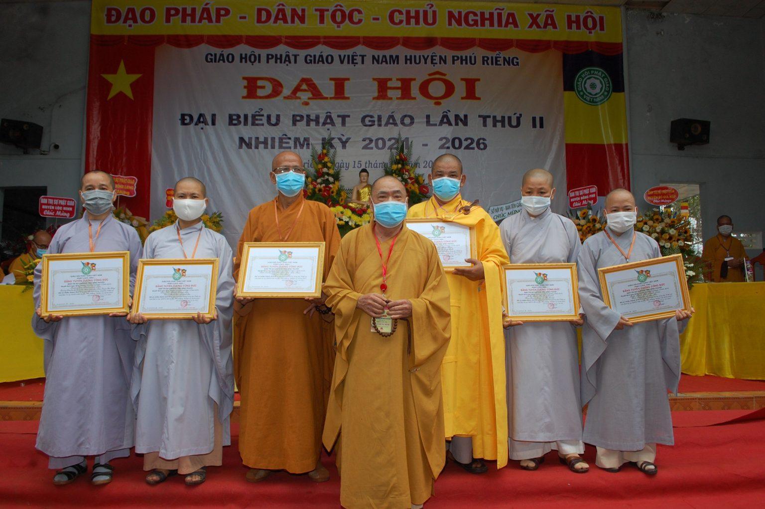 Chư tôn đức Tăng Ni nhận bằng tuyên dương công đức Chư tôn đức Tăng Ni nhận bằng tuyên dương công đức
