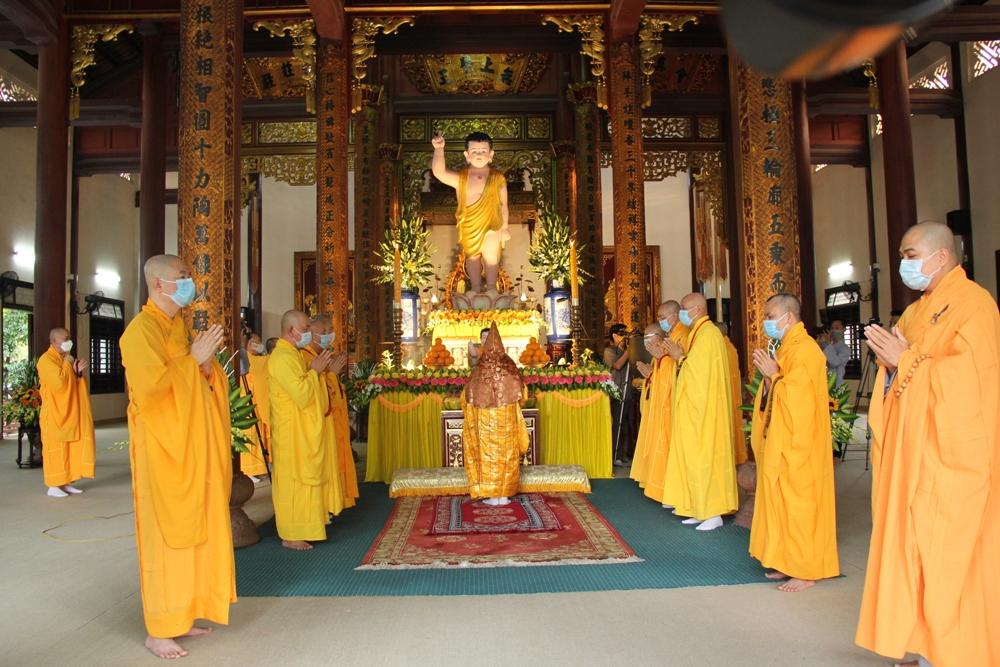 Lễ Tắm Phật tại chánh điện chùa Từ Đàm