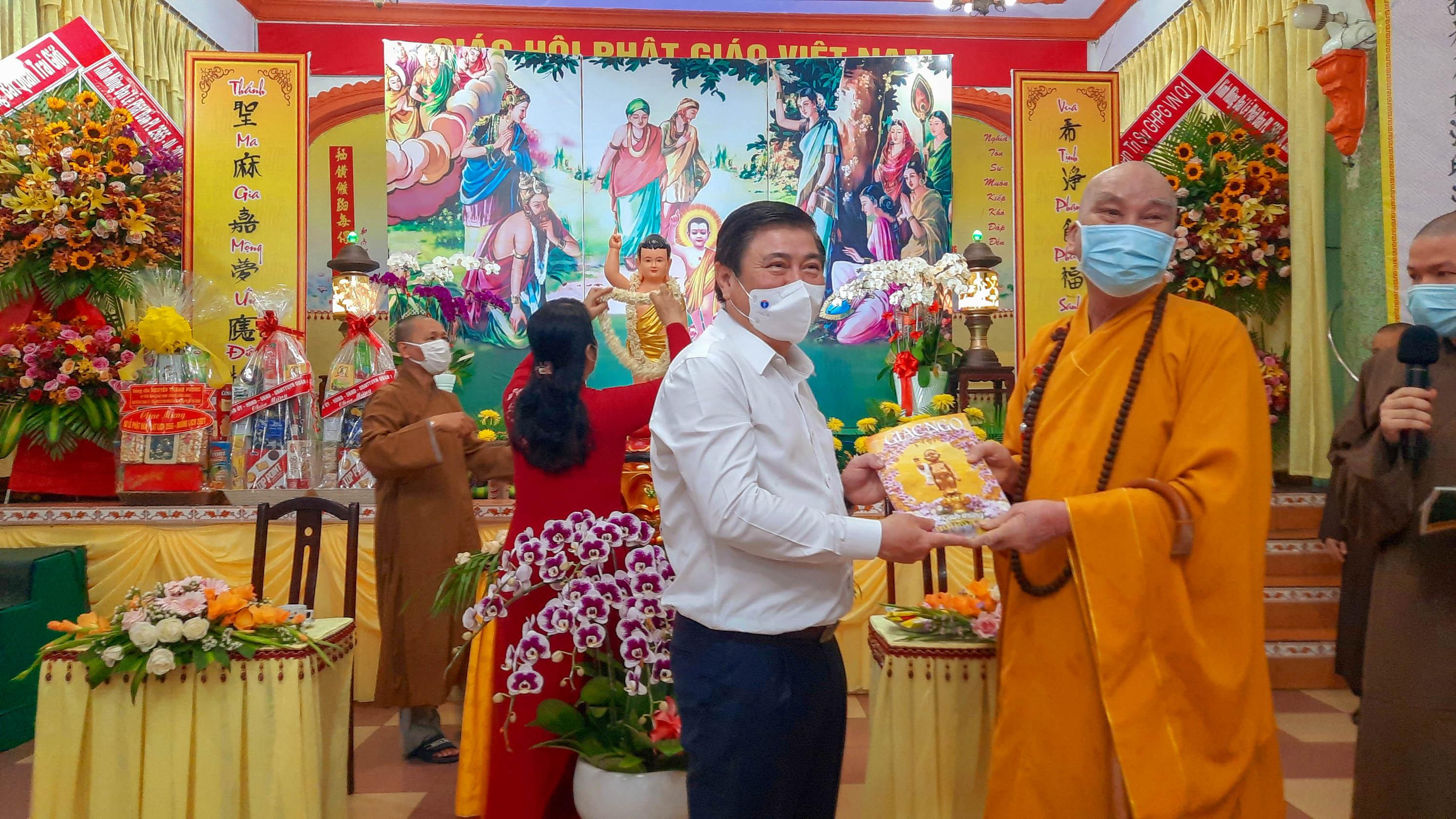 Hòa thượng Thích Thanh Sơn tặng báo Giác Ngộ số đặc biệt mừng Đại lễ Phật đản Hòa thượng Thích Thanh Sơn tặng báo Giác Ngộ số đặc biệt mừng Đại lễ Phật đản