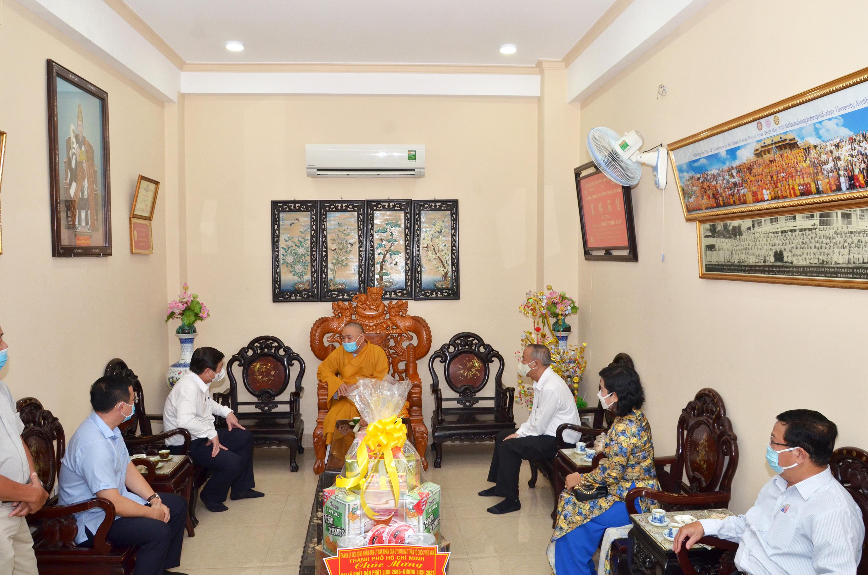 Buổi thăm, chúc mừng của ông Nguyễn Thành Phong tại chùa Phước Thành Buổi thăm, chúc mừng của ông Nguyễn Thành Phong tại chùa Phước Thành