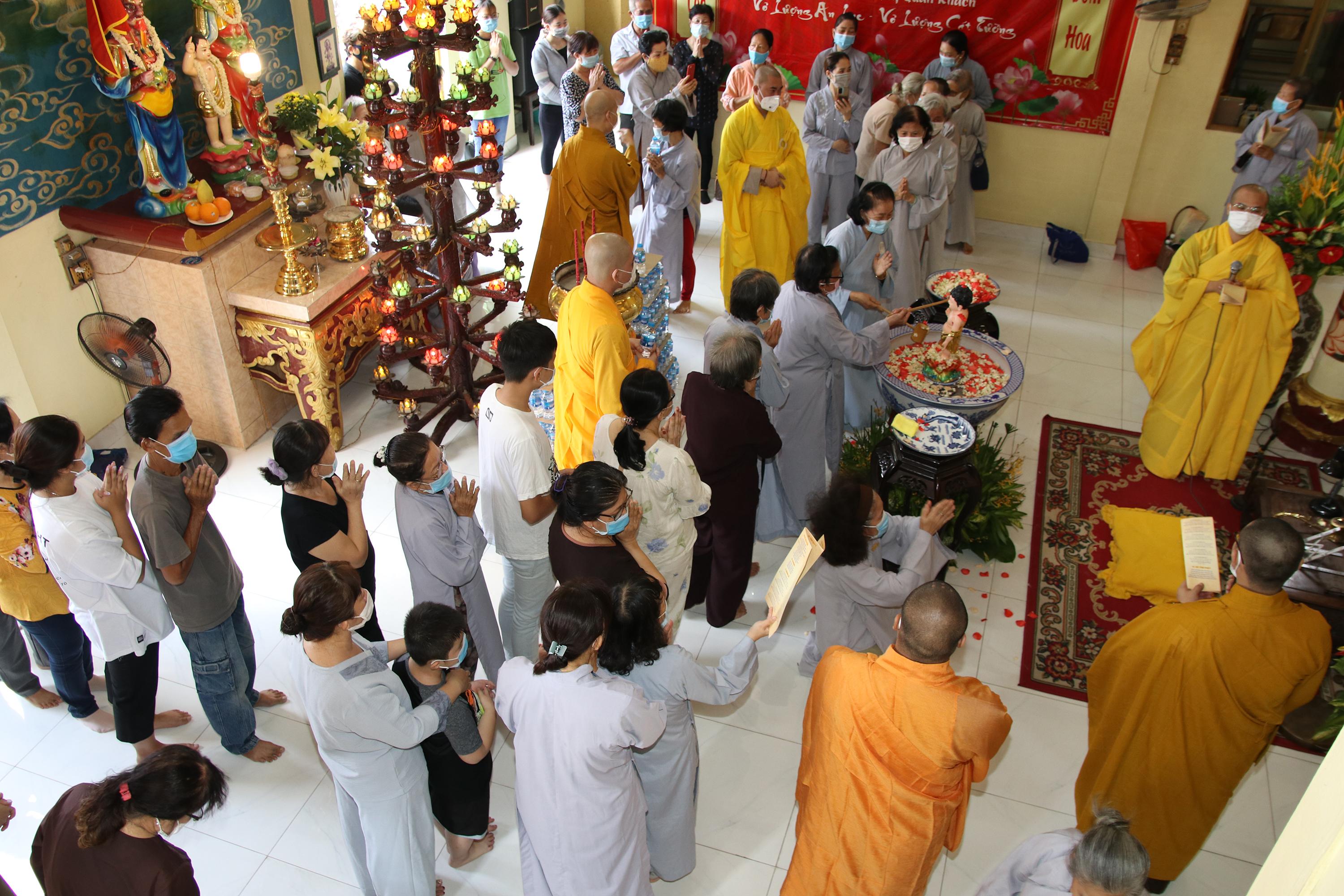 Phật tử xếp hàng thực hiện nghi lễ Tắm Phật Phật tử xếp hàng thực hiện nghi lễ Tắm Phật