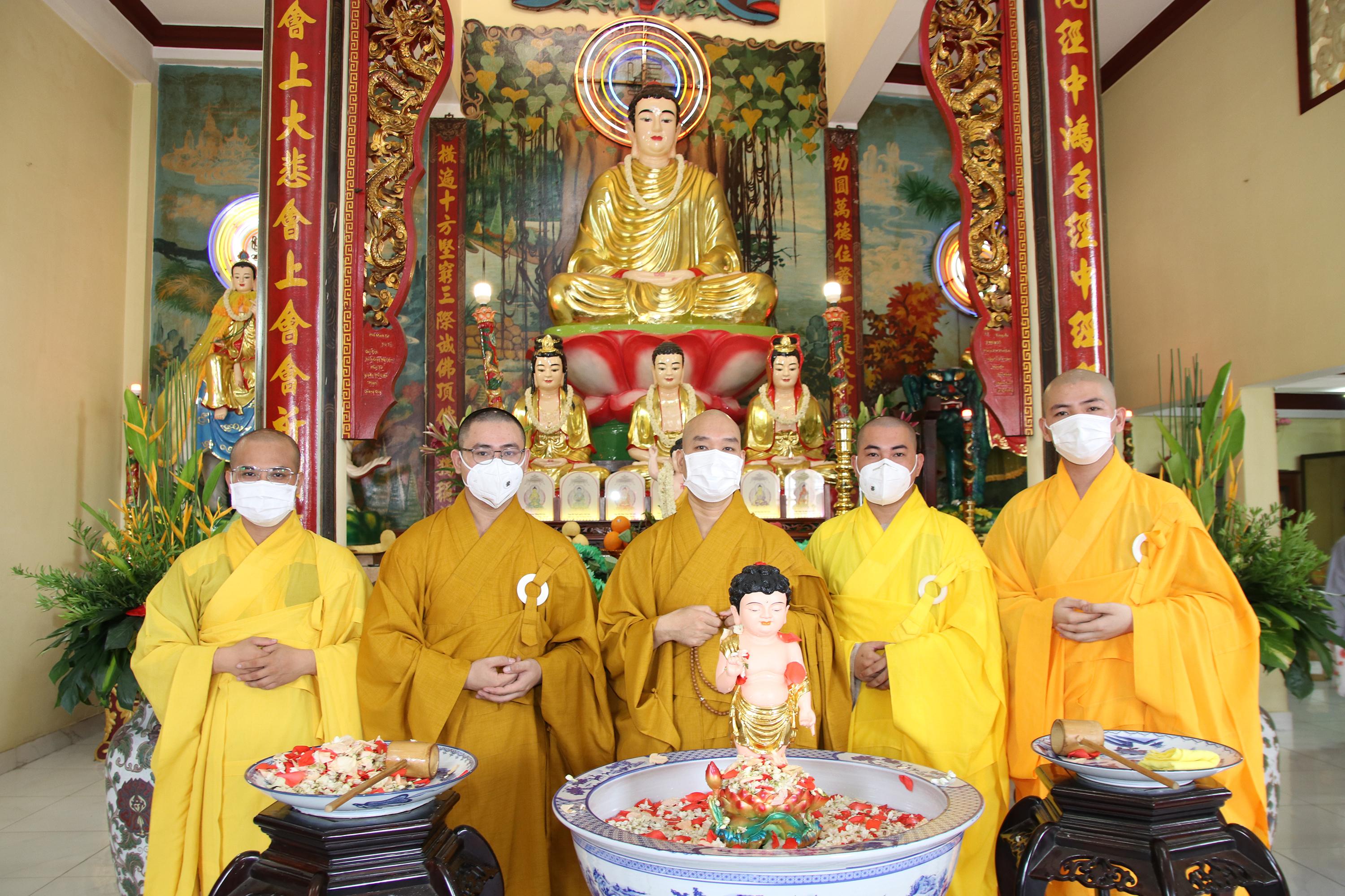 Chư Tăng chụp ảnh lưu niệm sau buổi lễ Chư Tăng chụp ảnh lưu niệm sau buổi lễ