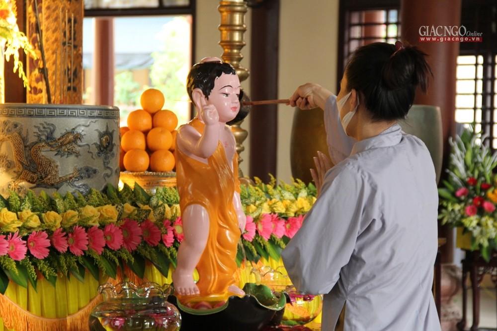 Không như mọi năm, do ảnh hưởng của dịch Covid-19 nên hạn chế Tăng Ni, Phật tử tham dự