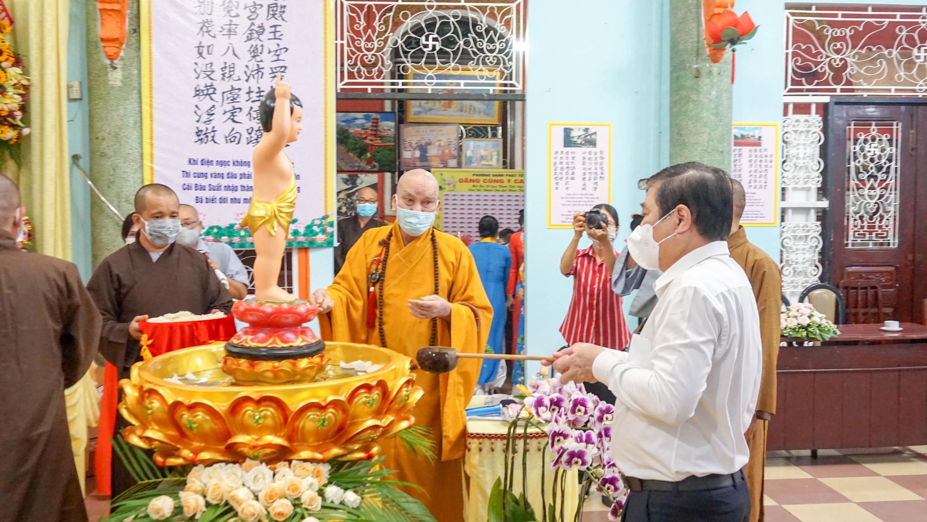 Ông Nguyễn Thành Phong thực hiện nghi thức tắm Phật Ông Nguyễn Thành Phong thực hiện nghi thức tắm Phật