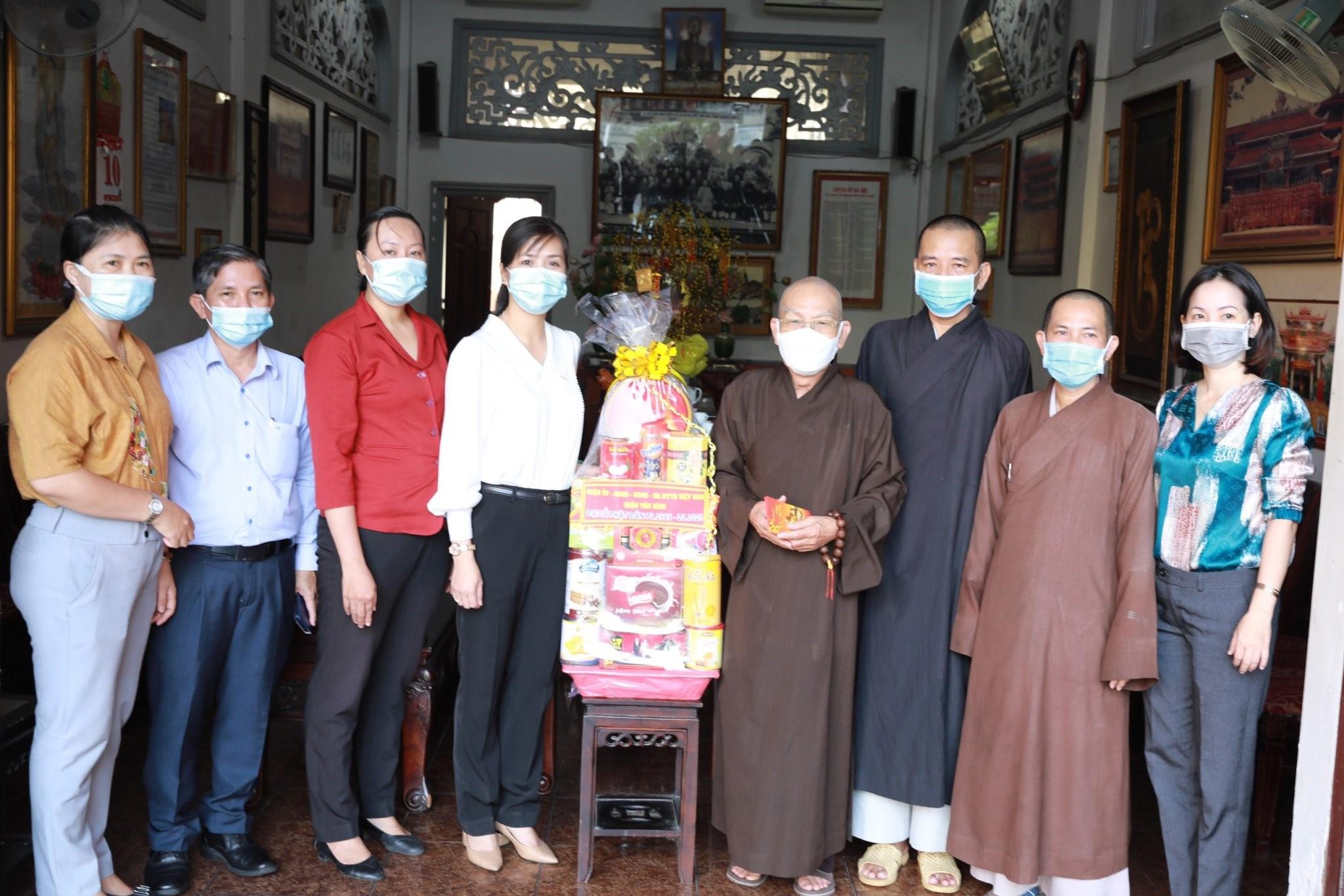 Lãnh đạo quận Tân Bình tặng quà mừng Phật đản đến Hòa thượng Thích Thiện Đức Lãnh đạo quận Tân Bình tặng quà mừng Phật đản đến Hòa thượng Thích Thiện Đức