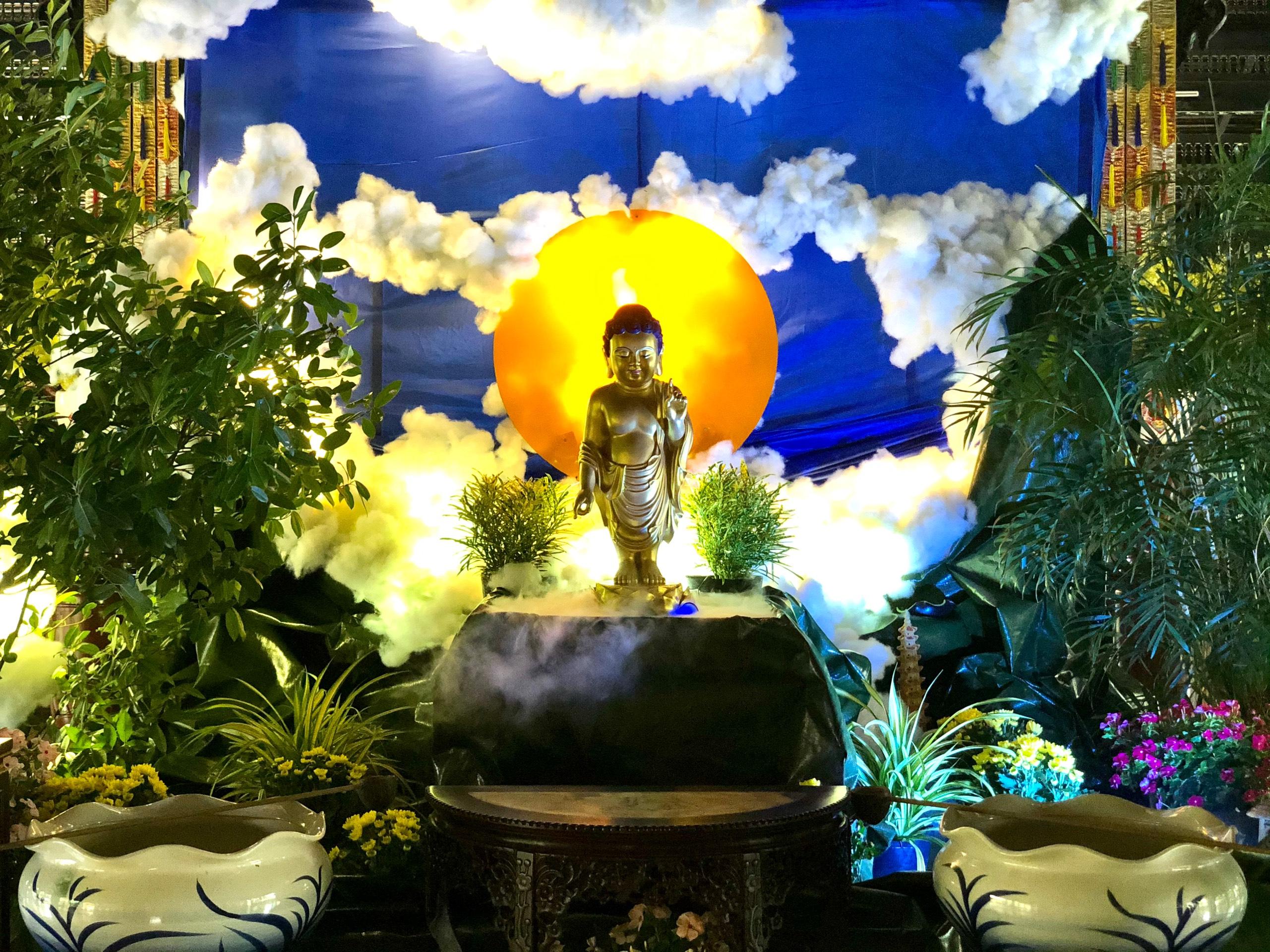 "Thiên thượng thiên hạ, duy ngã độc tôn" - Ảnh: chùa Long Vân "Thiên thượng thiên hạ, duy ngã độc tôn" - Ảnh: chùa Long Vân