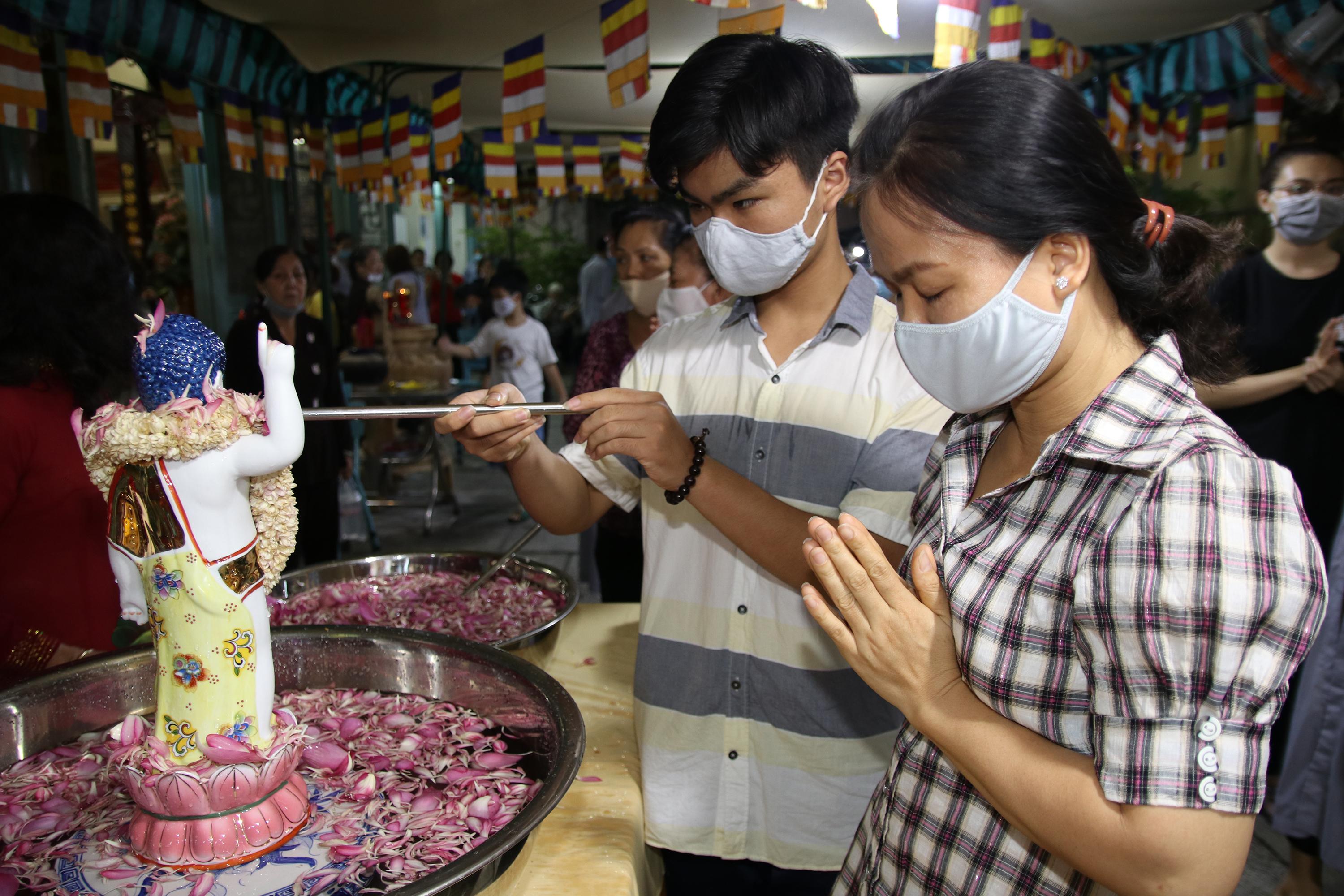 Phật tử Tắm Phật trong sự thành kính Phật tử Tắm Phật trong sự thành kính