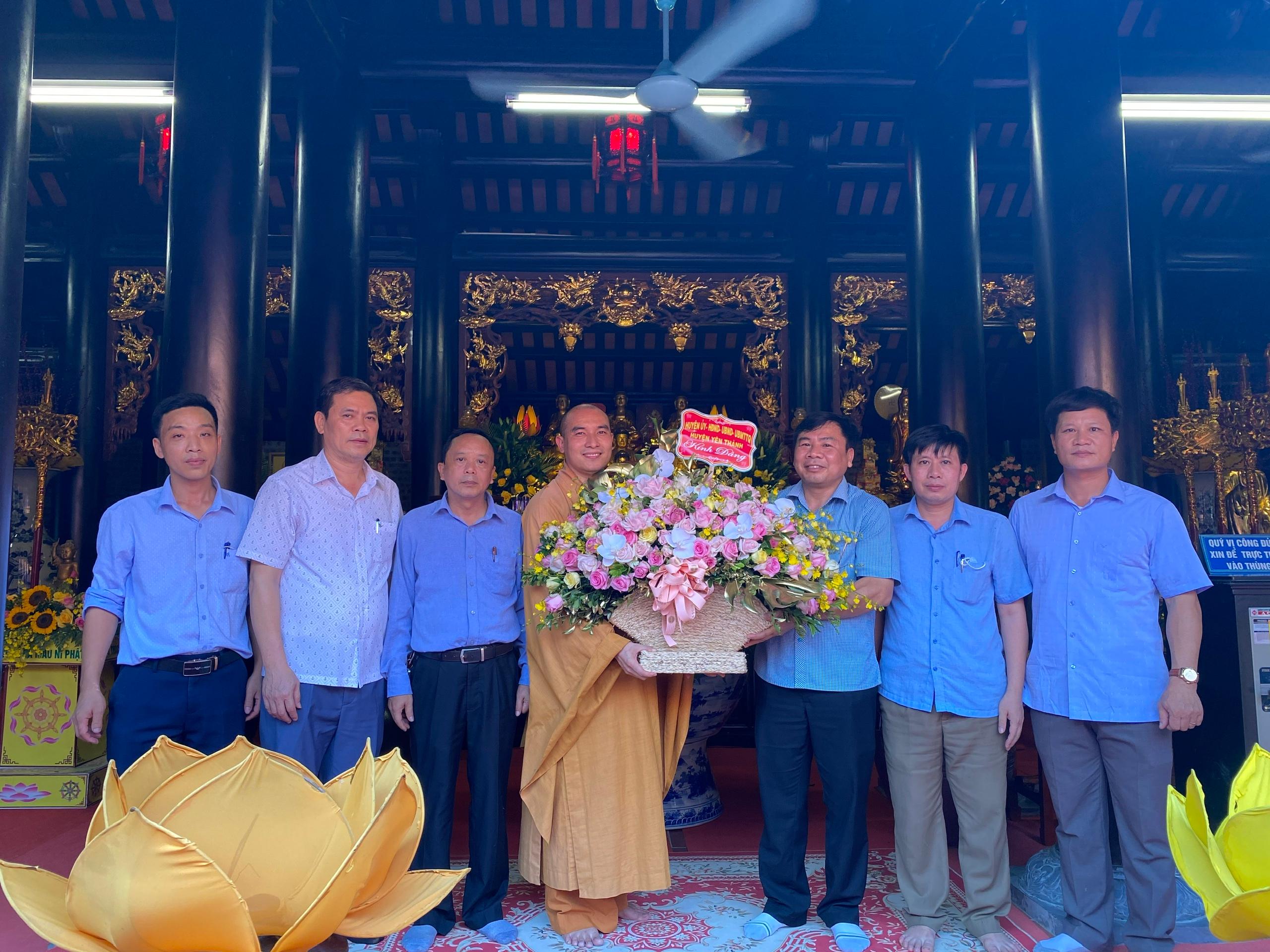 Lãnh đạo UBND huyện Yên Thành tặng hoa chúc mừng Phật đản đến Đại đức Thích Tuệ Minh