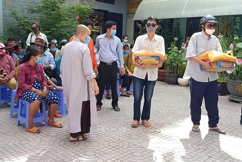 Người khiếm thị nhận quà tại Ni viện Tịnh Nghiêm Người khiếm thị nhận quà tại Ni viện Tịnh Nghiêm