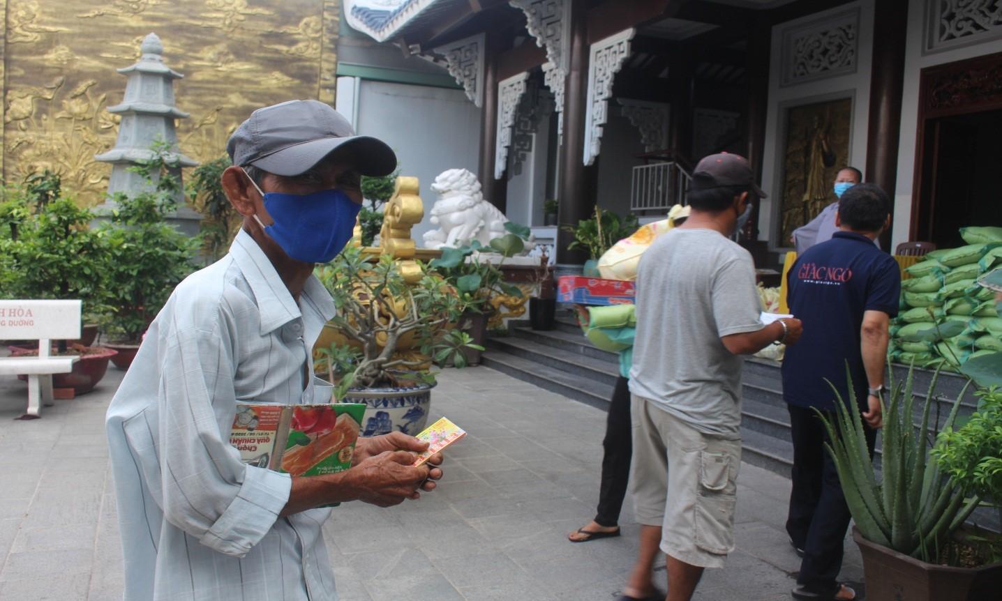 Người dân được yêu cầu đeo khẩu trang và rửa tay sát khuẩn trước khi vào nhận quà Người dân được yêu cầu đeo khẩu trang và rửa tay sát khuẩn trước khi vào nhận quà