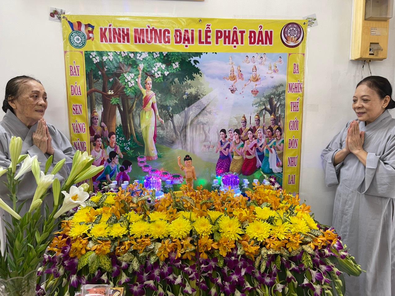 Phật tử Thanh Ngọc cùng chị thành tâm hướng về ngày Phật đản sinh