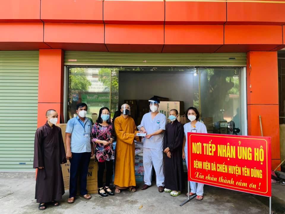 Thăm và tặng quà cho bệnh viện dã chiến huyện Yên Dũng