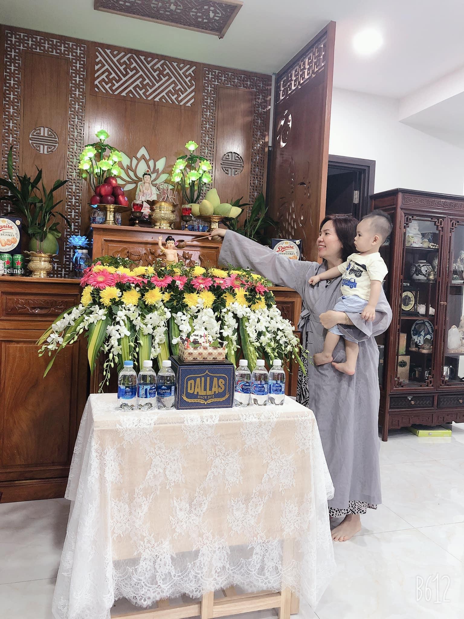 Chị Hoàng Thị Hà thực hiện nghi lễ Tắm Phật tại tư gia