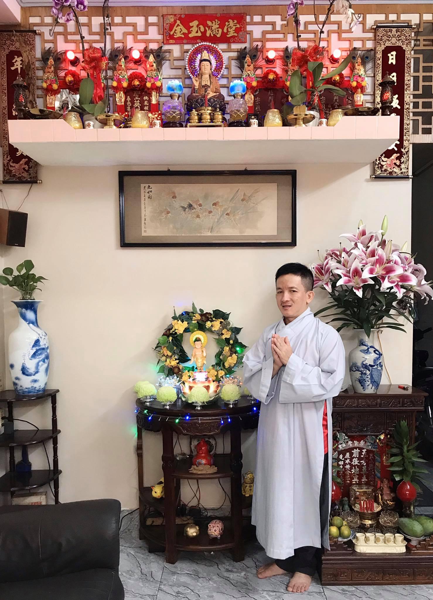 Phật tử Giác Thiện trước bàn Phật đản sinh