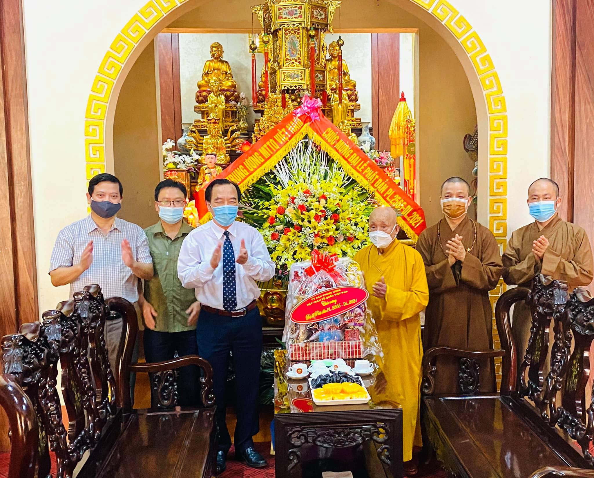 Ông Ngô Sách Thực tặng quà chúc mừng Phật đản đến Hòa thượng Thích Thanh Đàm Ông Ngô Sách Thực tặng quà chúc mừng Phật đản đến Hòa thượng Thích Thanh Đàm