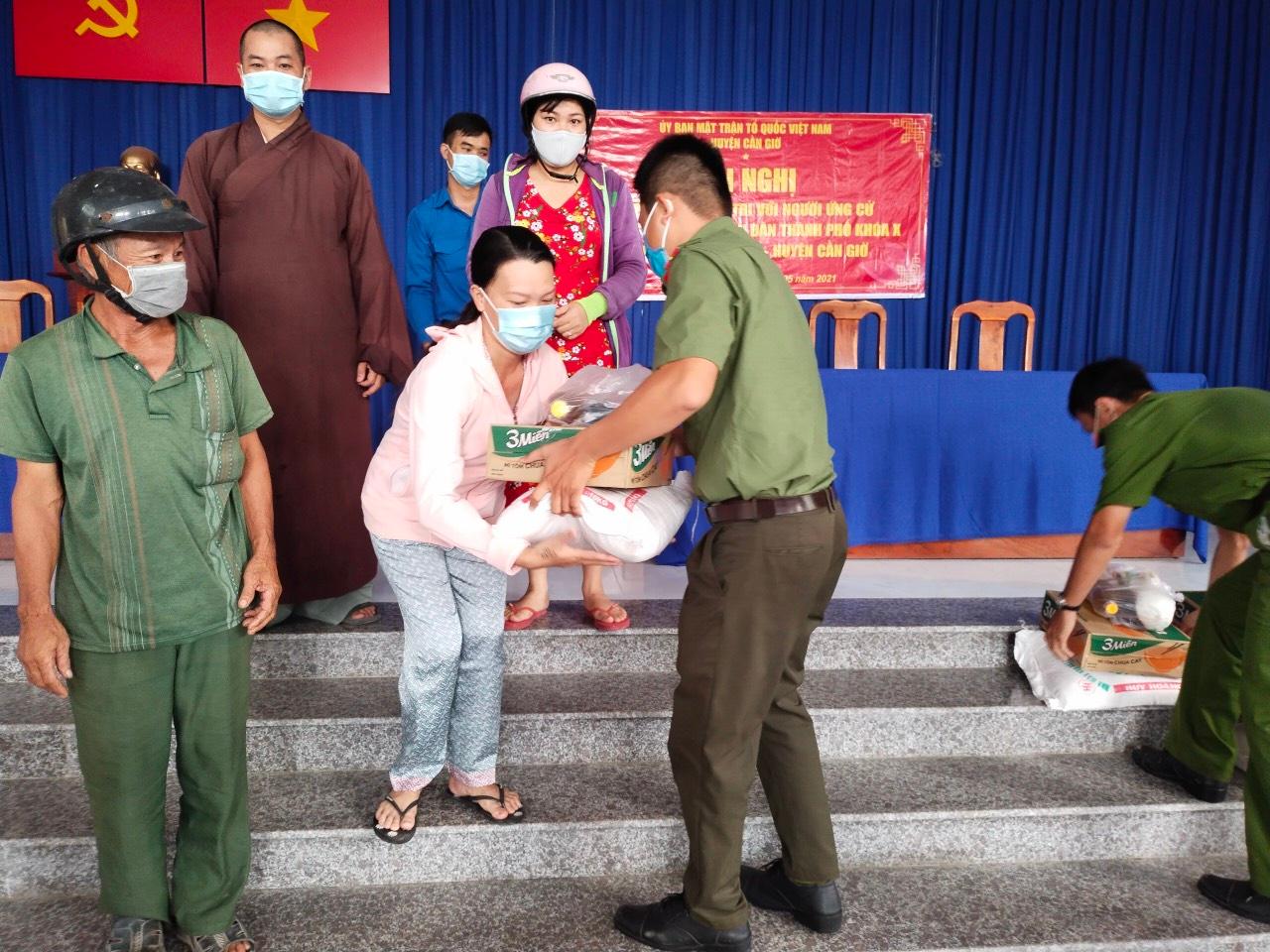 Những phần quà được các chiến sĩ công an trao tận tay Những phần quà được các chiến sĩ công an trao tận tay